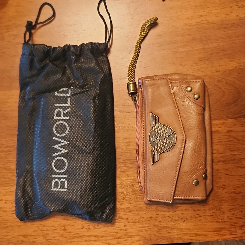 Faux leather Wonder Woman wallet w/ dustbag